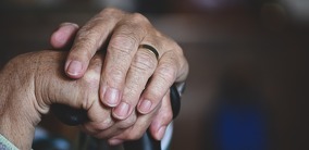 Rekordbelastung in Pflegeheimen: Eigenanteile steigen weiter