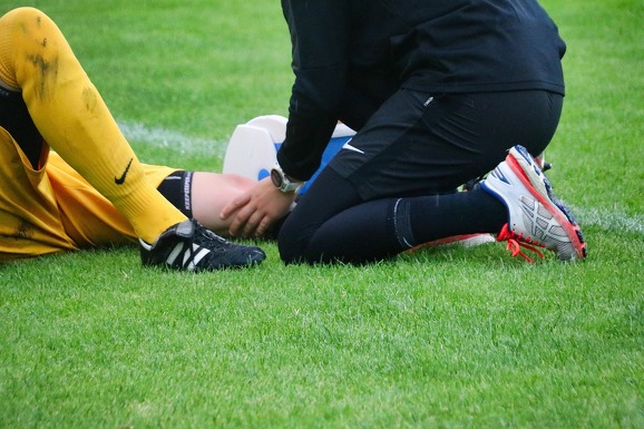 Häufige Verletzungsrisiken – Fußball, Skisport und Fahrradfahren besonders betroffen